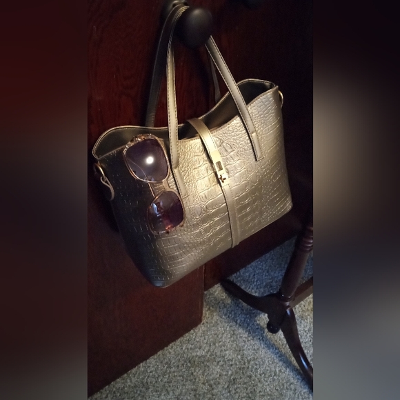 🌞Faux Crocodile Skin 4 piece Set. Champagne Color - Picture 7 of 15